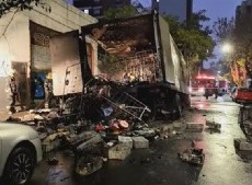 Tres bomberos controlaron las llamas en el lugar.