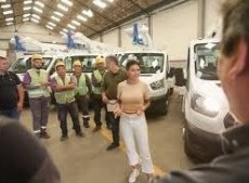 Mendoza encabezó la presentación de 5 nuevas camionetas para el área de alumbrado público