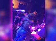 A pocos días de su separación, el músico quedó en el ojo de la tormenta por una foto comprometedora con una colega.