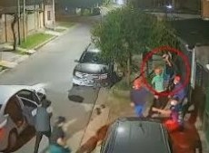 Los asaltantes se bajaron de un vehículo y abordaron a la víctima, que acababa de llegar a su casa.