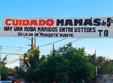 Los carteles estaban cerca del Establecimiento Educativo Argentino, y apuntaban contra una supuesta “roba maridos”.