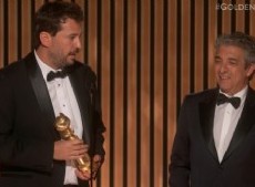 El director Santiago Mitre y Darín subieron al escenario a recibir el premio. Agradecieron el galardón y lo celebraron con todo.