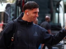 Dibu Martínez llegó al país para sumarse a la Selección y no habló tras su frustrado pase al Manchester United