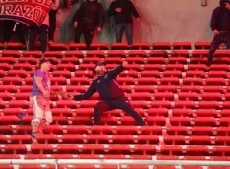 Proyectiles, golpes y tensión en Independiente vs. Universidad de Chile