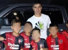 Seis chicos que juegan en las inferiores de Newell’s fueron sancionados por haberse sacado una foto con Ignacio Malcorra, figura de Central.