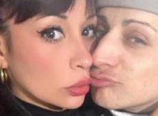La víctima tenía 33 años y cumplía arresto domiciliario, al igual que su esposo.