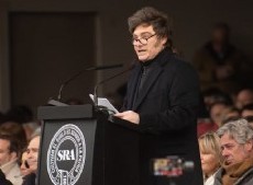 En el acto inaugural de La Rural en Palermo, el presidente comunicó bajas en las retenciones a la carne, cereales y oleaginosas.