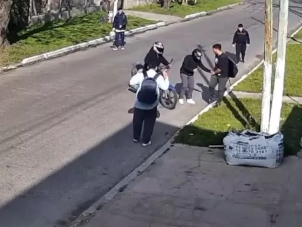 Motochorros golpearon y asaltaron a un grupo de chicos con autismo que volv&iacute;a del colegio