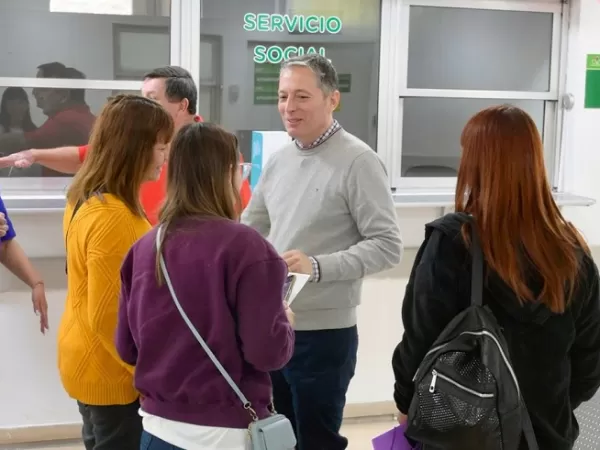 Gray recorrió el Hospital Municipal Santamarina y saludó a las madres en su día