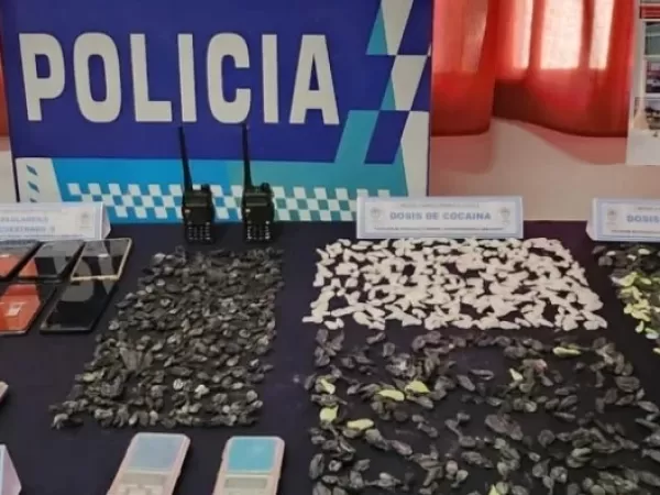 Vend&iacute;an droga a metros de un jard&iacute;n