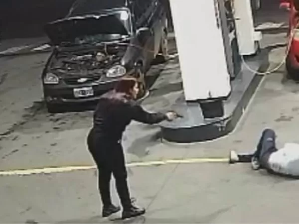 Una mujer polic&iacute;a bale&oacute; a un motochorro durante un intento de robo en una estaci&oacute;n de servicio