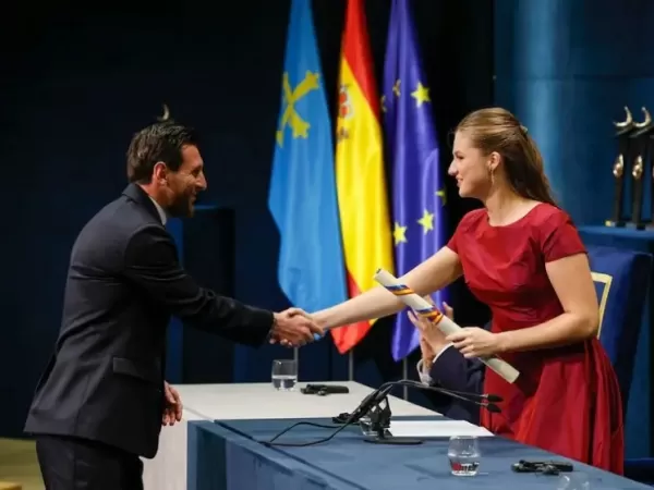 Lionel Messi recibi&oacute; el Premio Princesa de Asturias en una gala junto a la realeza espa&ntilde;ola y fue ovacionado
