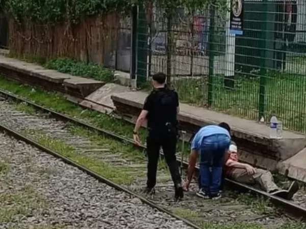 Un hombre cay&oacute; a las v&iacute;as del tren y tuvieron que rescatarlo