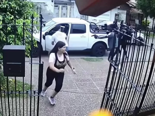 Cuatro delincuentes armados robaron una camioneta con una nena con par&aacute;lisis adentro