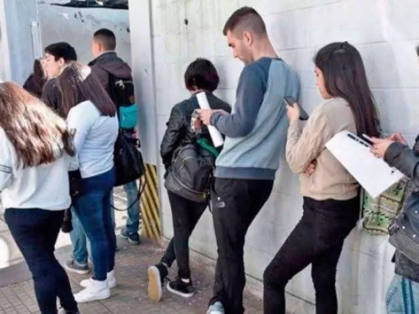 El seguro de desempleo creci&oacute; casi 30% por los despidos en industria, comercio y construcci&oacute;n