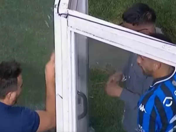 Un jugador de Atlético Tucumán pidió que le abrieran una puerta para ir a la platea a pelearse con un hincha
