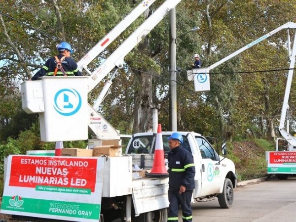 9 De Abril: Avanza la instalación y el reemplazo de luminarias led sobre la Avenida Huergo