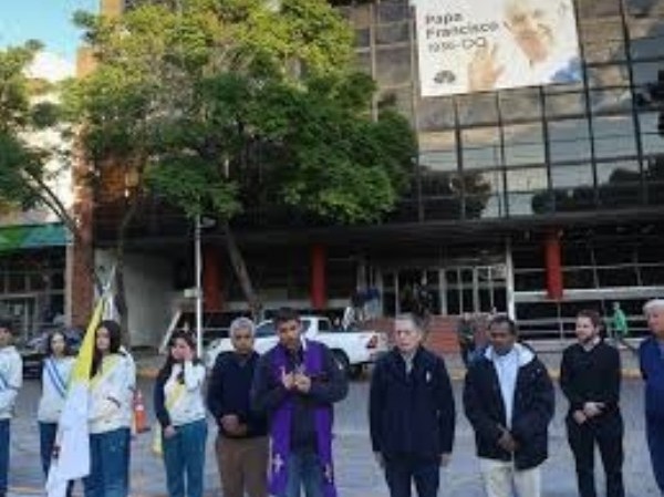 Gray encabezó el acto municipal en homenaje al Papa Francisco