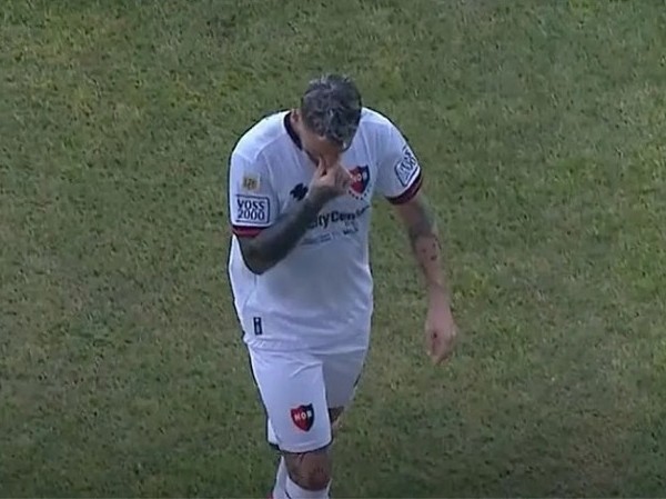 En su debut en Newell’s, Darío Benedetto sufrió una molestia muscular y jugó solo 33 minutos