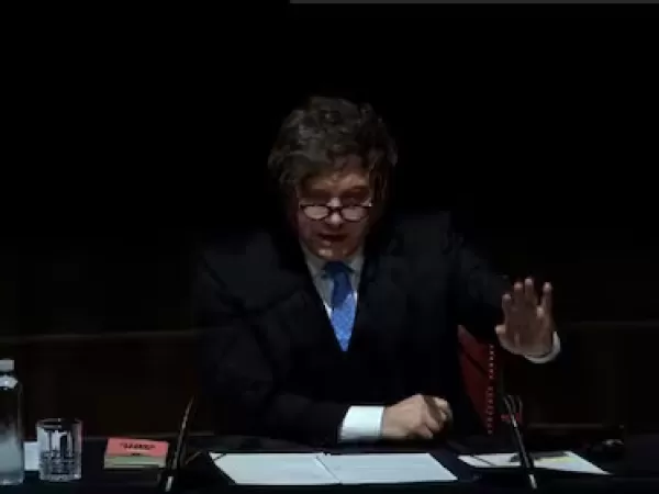 Milei arremeti&oacute; contra empresarios, periodistas y opositores en un homenaje a Adam Smith