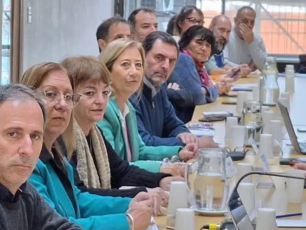Kicillof reanuda las paritarias con gremios docentes, judiciales y estatales bonaerenses