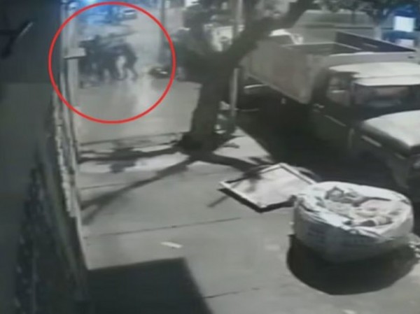 Cinco ladrones humillaron a un hombre frente a su hijo y luego escaparon con su camioneta