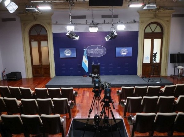 El Gobierno restringió las acreditaciones de los periodistas en la Rosada e impuso un código de vestimenta