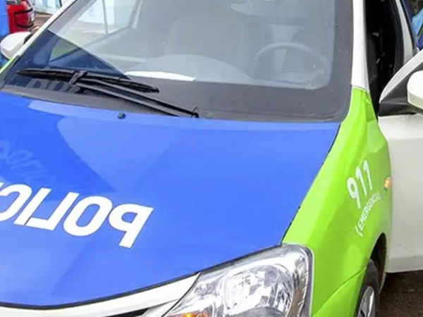 Vecinos golpearon a motochorro y quemaron un auto robado