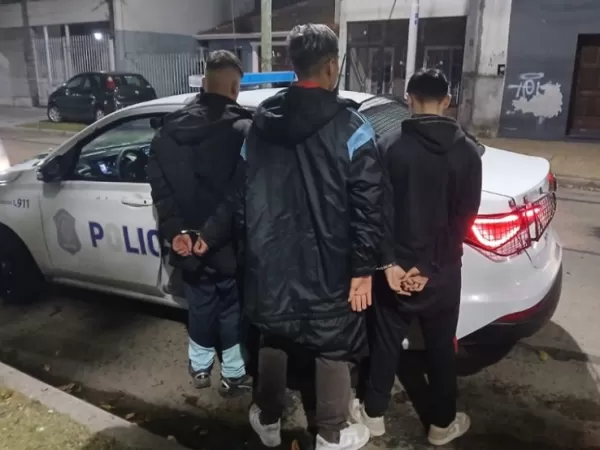 Cayeron cuatro sospechosos tras el robo de un auto en Lan&uacute;s