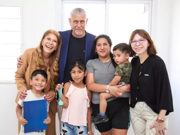 Ferraresi y Batakis entregaron viviendas en Isla Maciel