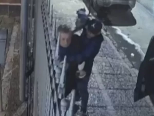 Le apuntaron con un arma en la cabeza y se llevaron su camioneta