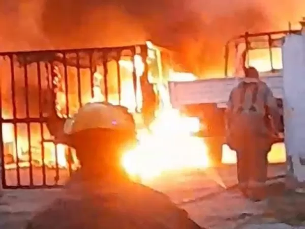 Se incendi&oacute; un galp&oacute;n y se quemaron dos camionetas