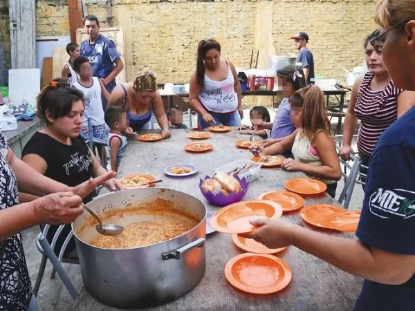 La UNLP alerta por la crisis en los comedores populares tras los recortes del Gobierno