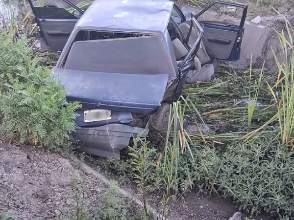Una joven murió y cuatro hombres resultaron heridos en un violento choque