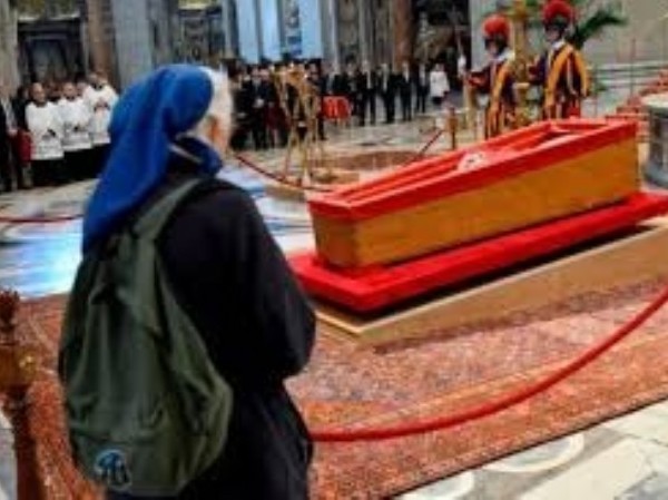 Una monja logró romper el estricto protocolo y lloró frente al féretro del papa Francisco