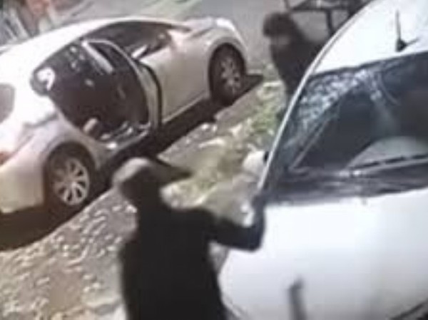 El desesperado pedido de un hombre mientras le robaban el auto con su hija