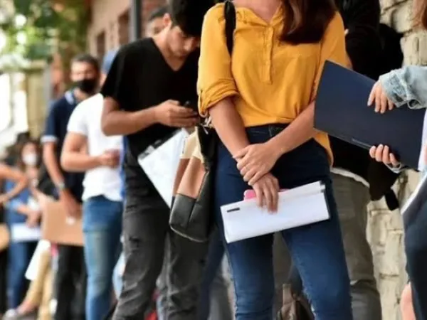 Se perdieron 266 mil puestos privados desde la llegada de Milei y el salario m&iacute;nimo cay&oacute; 40,8%