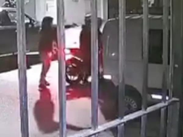 Balearon a quemarropa a un chico que charlaba en la vereda con su novia
