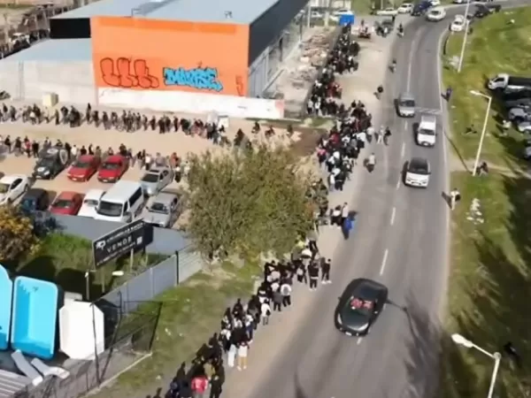 M&aacute;s de diez cuadras de cola para conseguir trabajo en un frigor&iacute;fico de Moreno