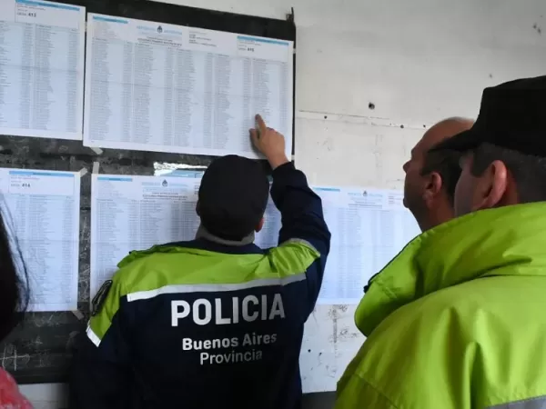 Hay enojo en la Policía Bonaerense por los viáticos que dispuso Milei para el operativo electoral: “Son una miseria”