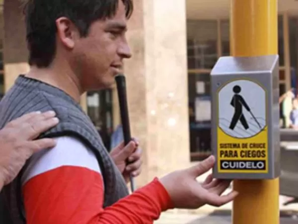 Presentan una ley de sem&aacute;foros sonoros para mejorar la seguridad vial de personas no videntes