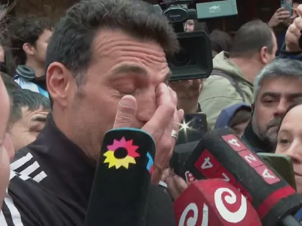 Scaloni llor&oacute; al llegar a su casa de Pujato mientras los vecinos gritaban &ldquo;Leo no se va&rdquo;