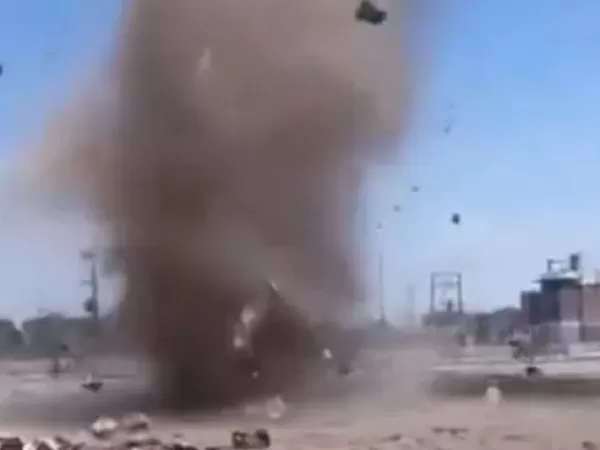 Impactante remolino de polvo