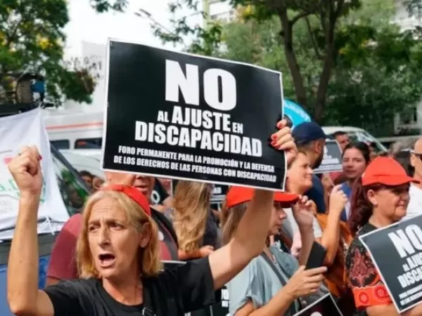 Familias y prestadores marchan al Congreso contra el ajuste de Milei