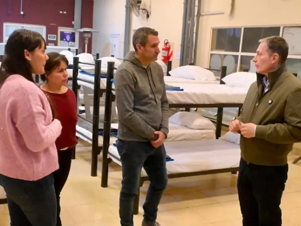 Fernando Gray dio inicio al operativo Noches Sin Fr&iacute;o