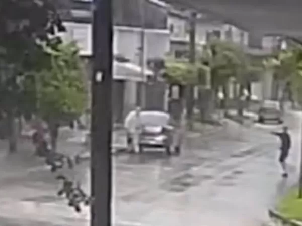 Tres delincuentes le pegaron a un electricista y dispararon al aire para robarle el auto