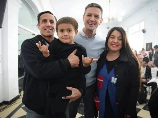 185 familias avanzan en la firma de escritura en el barrio Papa Francisco