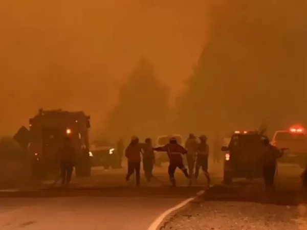 Cortaron la ruta 40 por el avance del fuego y ya hay m&aacute;s de 3000 evacuados