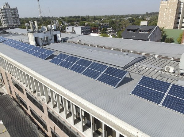 Instalaron 64 paneles solares en el edificio municipal