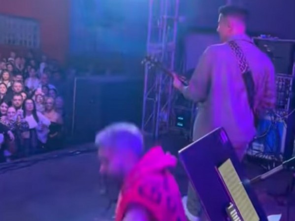 El cantante de Dale Q’ Va sufrió un terrible accidente cuando se rompió el escenario